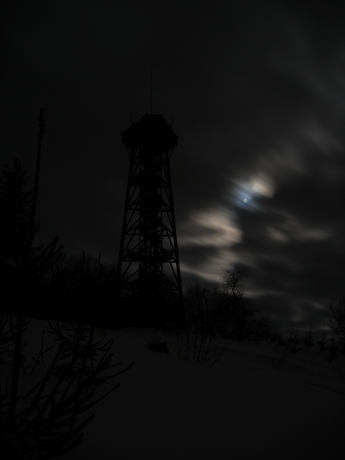 Dambergwarte bei Nacht